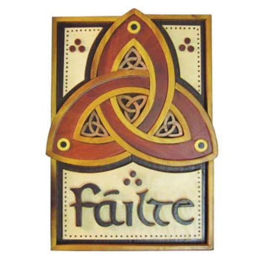 Wooden plaque with trinity knot decoration and the word "Failte"